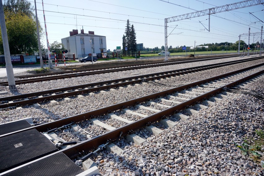 Kierowcy narzekają na przejazdy kolejowe w Miłocinie,...