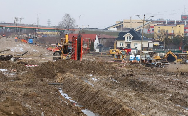 Duży ruch panuje na budowie linii kolejowej numer 8 na odcinku trasy w Radomiu. Na zdjęciu: prace w okolicach ulicy Gołębiowskiej.