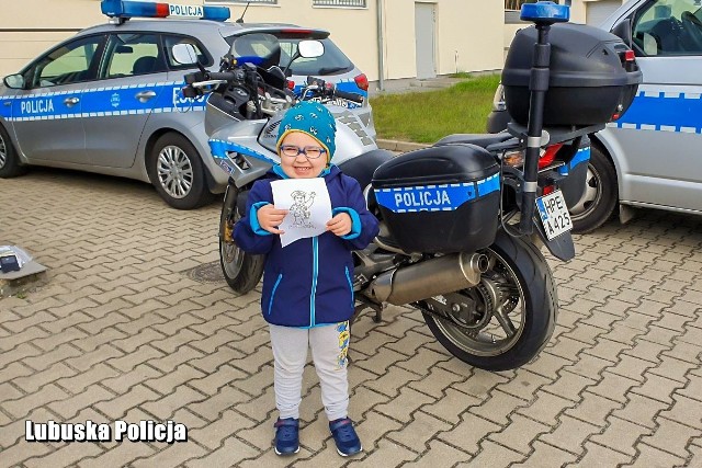 Jaś ma 4,5 roku. Traci wzrok. Potrzebuje pomocy. Mieszkańcy, nowosolska policja i funkcjonariusze Zakładu karnego w Krzywańcu zbierają nakrętki. Dochód ze sprzedaży nakrętek zostanie przeznaczony na rehabilitację wzroku dziecka.