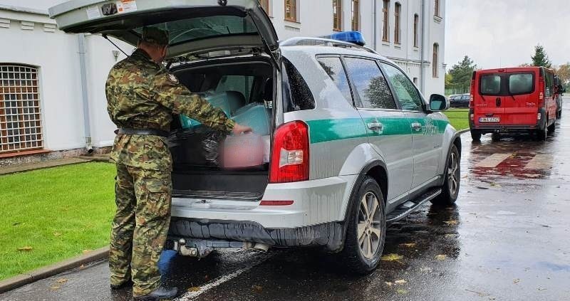 Straż Graniczna niesie pomoc nielegalnym imigrantom na granicy. Rozdaje im żywność, jedzenie i koce 