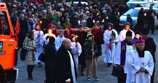 Tłumy wiernych uczestniczyły we wtorek w mszy świętej i Drodze Krzyżowej w Masło-wie. Uroczystości te odbyły się w 14. rocznicę odejścia świętego  Jana Pawła II do Domu Ojca. Przewodniczył im ksiądz biskup Marian Florczyk. Najpierw odprawiona została msza święta, a po niej ulicami przeszła Droga Krzyżowa. Wiele osób niosło lampiony. Wspólna wieczorna modlitwa w Masłowie zakończyła się przy pomniku świętego Jana Pawła II. Wszyscy zaśpiewali „Barkę”, ulubioną pieśń Jana Pawła II. Po błogosławieństwie ułożony został krzyż ze zniczy. Tak jak 2 kwietnia 2005 roku, kiedy polski Papież odszedł do Domu Ojca. - W 2005 roku o godzinie 21.37 nasz Ojciec Święty odszedł do Domu Ojca. Wiemy, jakie to było mocne przeżycie, nie tylko nasze osobiste, ale również dla całej Polski i całego świata. Odszedł człowiek niezwykły. Jego niezwykłość polegała na tym, że umiał połączyć w sobie relacje z Panem Bogiem i z drugim człowiekiem. Ukształtował w sobie piękne człowieczeństwo. I dlatego, kiedy odszedł, odczuwaliśmy wielką stratę, bo był i nadal jest dla nas autorytetem. Nie możemy zapomnieć o tym autorytecie. Bardzo nam Go brakuje, z każdym rokiem odczuwamy to coraz bardziej - mówił nam wczoraj ksiądz biskup Marian Florczyk. Dorota Kułaga