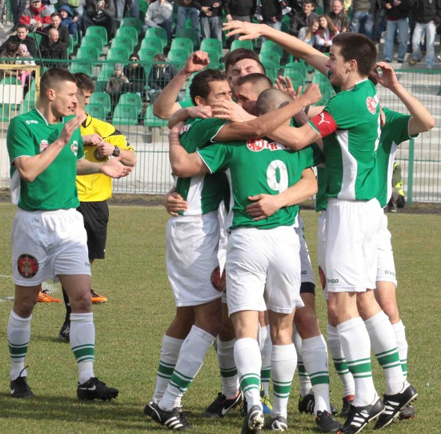 Piłkarze Radomiaka w niedzielę zagraja na własnym stadionie z Hutnikiem Warszawa.