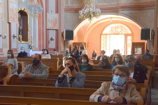 W niedzielę, 17 maja, byliśmy w opatowskich kościołach - w kolegiacie Świętego Marcina oraz u ojców Bernardynów na mszach o godzinie 10. Trzeba przyznać , że w obu kościołach pilnowane są warunki ograniczeń w związku z koronawirusem. Większość wiernych modliła się w maseczkach, zasada 1 wierny na 10 metrów kwadratowych również ściśle była przestrzegana. U Bernardynów msza zaczęła się ulubioną pieśnią Jana Pawła II - "Barką" - zobaczcie to na wideo. Tradycyjnie też wiele osób uczestniczyło we mszy stojąc w ogrodach. Wielu wiernych w kolegiacie także brało udział we mszy stojąc na zewnątrz kościoła. Zobaczcie zdjęcia z mszy w Opatowie, w kolegiacie Świętego Marcina oraz w ojców Bernardynów>>> 