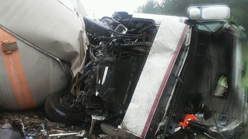 Poważny wypadek w Wólce Plebańskiej. Po zderzeniu pociągu z ciężarówką, jeden z wagonów z gazem wywrócił się