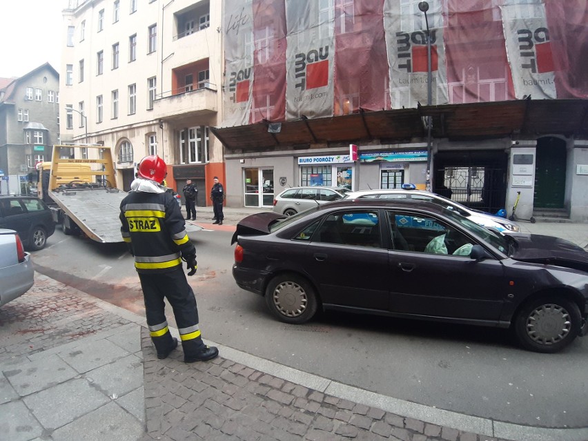 Porozbijane samochody na ul. Słowackiego w Katowicach....