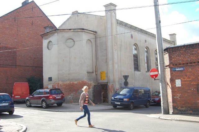 Synagoga, usytuowana w centrum Koronowa, na placówkę kultury nadaje się znakomicie