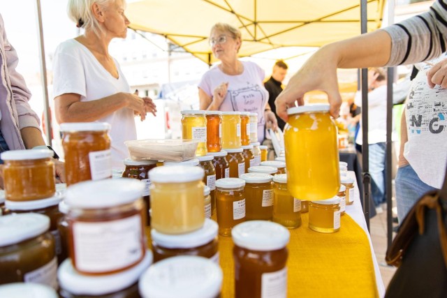 Kupując miód bezpośrednio od pszczelarzy, możemy zadać szereg pytań dotyczących produktu. W markecie nie mamy takiej szansy.