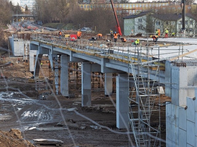 Radni Koalicji Obywatelskiej w Koszalinie wątpią, że 15 czerwca, czyli nowy termin oddania wiaduktu do użytku, zostanie dotrzymany. Ratusz uspokaja.