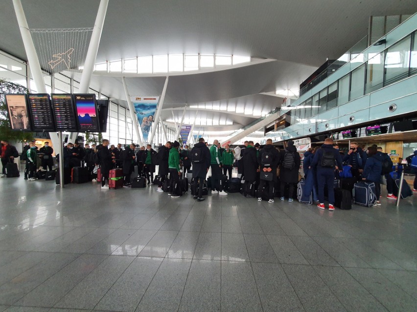 Piłkarze Radomiaka na wrocławskim lotnisku oczekują na lot...
