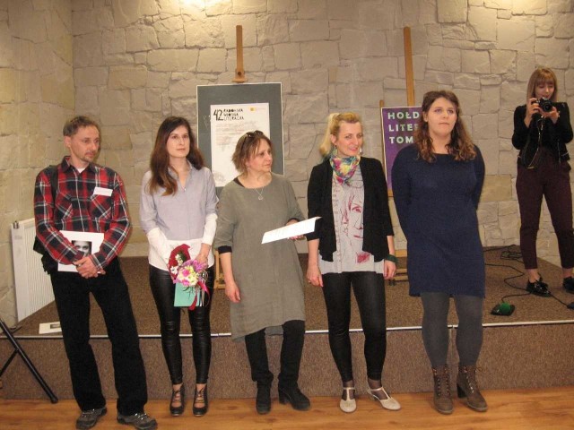 Autorki wystawy :od prawej - Teresa Bysiec , Anna Ludwicka , Barbara Wziątek i Anna Zimoląg. Towarzyszy paniom Robert Grylak.