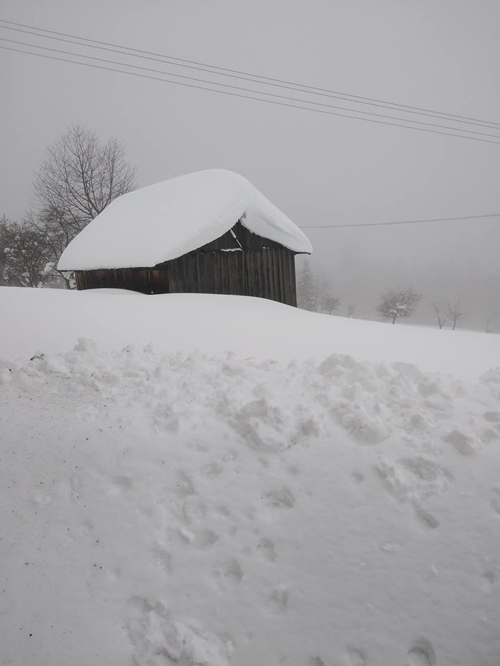 Trwa walka ze śniegiem, walczą gminy, ale sami mieszkańcy...