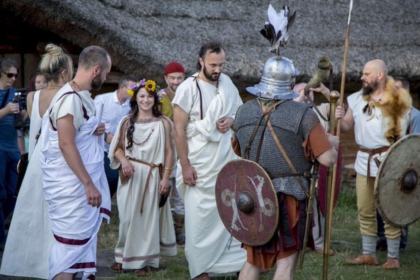 Niezwykły ślub w Masłomęczu: Gotka poślubiła Rzymianina. Zobacz zdjęcia z uroczystości
