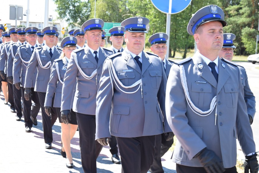 Święto Policji w Ostrołęce. Ostrołęccy policjanci świętowali 29 lipca 2022. Były awanse i odznaczenia. Zdjęcia