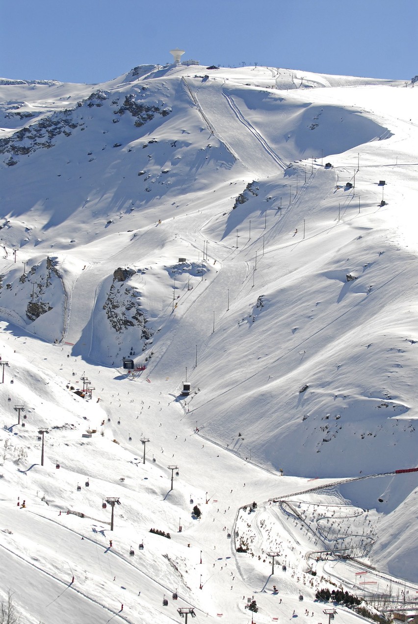Góry Sierra Nevada to jedno z najcudowniejszych miejsc dla narciarzy [ZDJĘCIA]