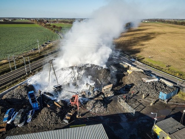 Pożar składowiska w Wilkowicach pod Lesznem.Przejdź do kolejnego zdjęcia --->Sprawdź też: Te samochody kradną w Wielkopolsce. Zobacz, jakie modele aut najczęściej padają łupem złodziei