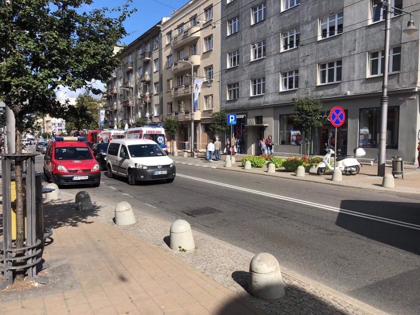 W Gdyni przewróciło się rusztowanie. Runęło na przechodniów. Poszkodowane zostały dwie osoby, doznały urazu głowy [zdjęcia]