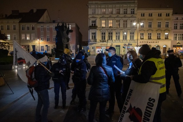 Podczas grudniowych akcji funkcjonariusze policji legitymowali ich uczestników.