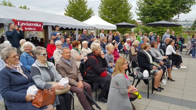 Tydzień Seniora 2021 w Jaworznie. Seniorzy otrzymali symboliczny klucz do miasta, bawili się na koncercie oraz na Plantach. Powróciła Kawiarenka Seniora. Zobacz kolejne zdjęcia. Przesuń w prawo - wciśnij strzałkę lub przycisk NASTĘPNE