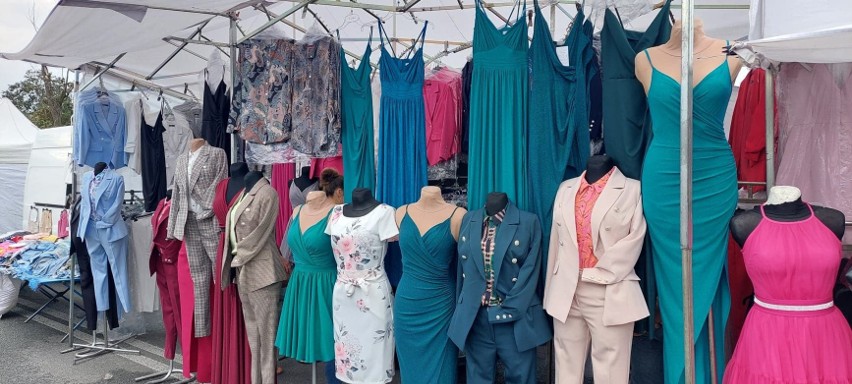 Pełno ubrań i modnych dodatków na targowisku przy ulicy Dworaka w Rzeszowie. Ceny zaczynają się od kilku złotych [ZDJĘCIA]