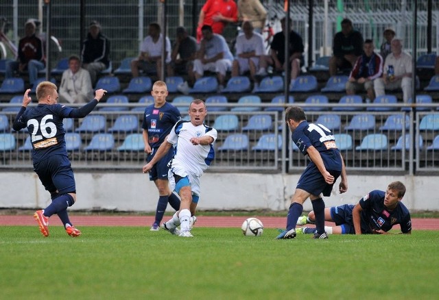 Pogoń II Szczecin (granatowe stroje) gra u siebie z Cartusią, a Bałtyk Koszalin (białe stroje) przyjeżdża na mecz z Chemikiem Police.