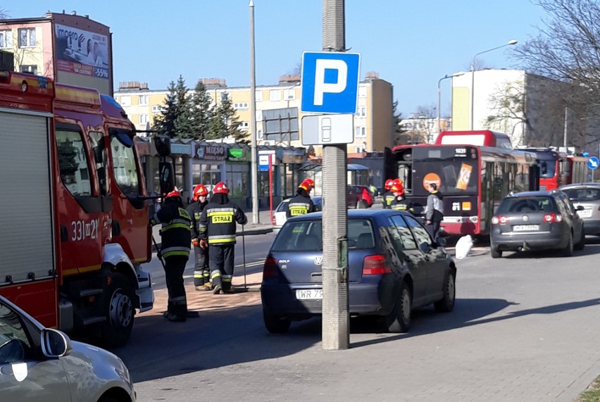Wyciek oleju z autobusu miejskiego w Radomiu. Na ulicy Kusocińskiego działały dwa zastępy strażaków, którzy zneutralizowali zagrożenie