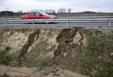 Na trasie S6 pojawiły się pierwsze wady. Sypie się podbudowa, a asfalt już nie jest gładki