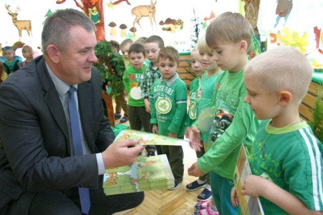 Dzieci ze Świata Malucha "eko książeczki" otrzymały z rąk Jarosława Siekierko, burmistrza Wysokiego Mazowieckiego. Bezpłatne książki otrzymały wszystkie przedszkolaki.