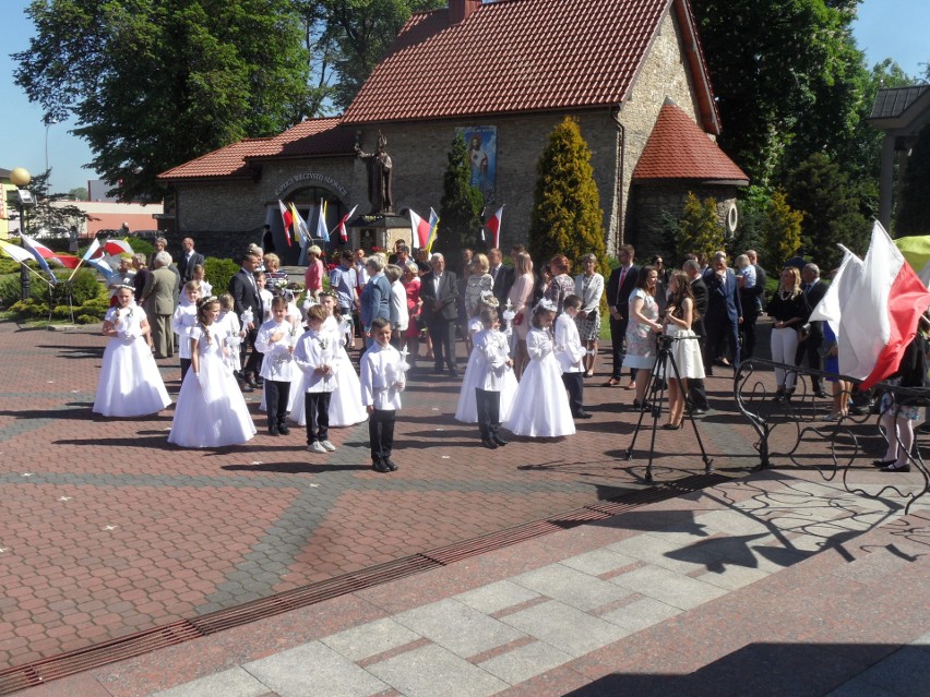 Pierwsza komunia święta w parafii Nawiedzenia NMP w...