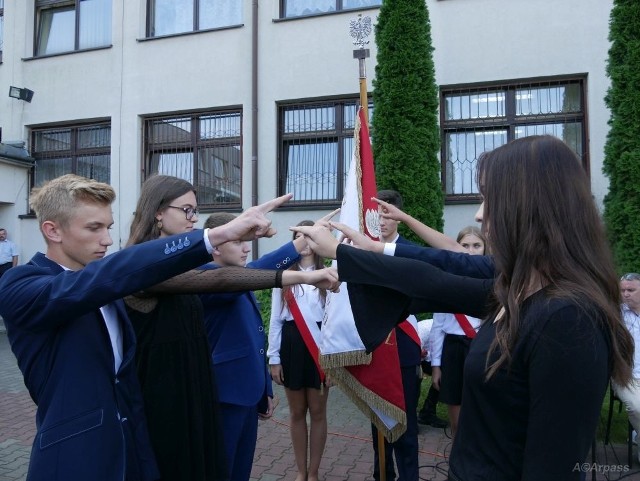 Początek roku szkolnego w Zespole Szkół numer 1 imienia Legionów Polskich w Kozienicach.