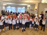 Przedszkolaki z MP24 w Zielonej Górze dały patriotyczny koncert przed pensjonariuszami z Dziennego Domu Seniora "Wigor"