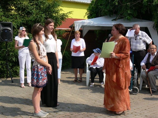 Maria Wrzos, dyrektor DomuPomocySpołecznej w Tarnobrzegu dziękuje młodzieży za występ artystyczny.