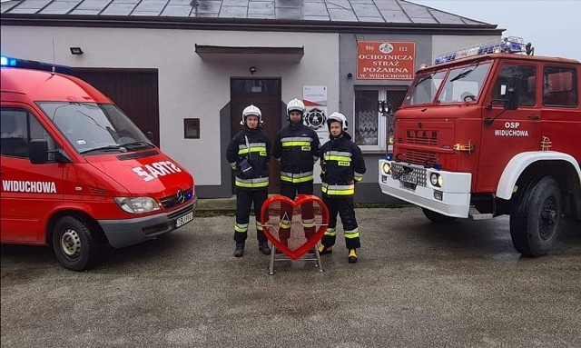 Druhowie z OSP Widuchowa, gmina Busko - Zdrój sami wykonali serce. Zapraszają mieszkańców do zbierania zakrętek.