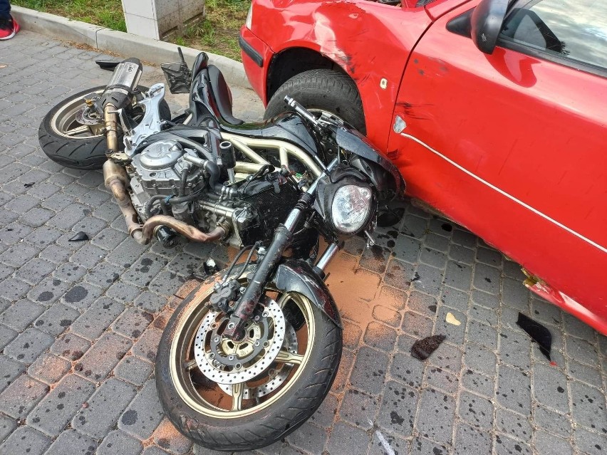 Wypadek w Skarżysku Kościelnym. Motocyklista zderzył się z autem osobowym