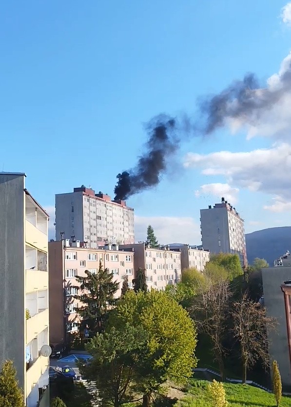 Pożar dachu w Bielsku-Białej, trwa akcja straży pożarnej....