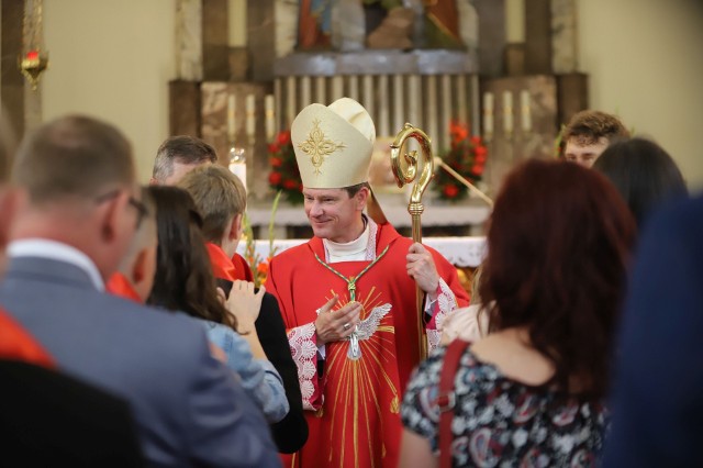 Biskup Witalij Kriwicki udzielił sakramentu bierzmowania w parafii Podwyższenia Krzyża Świętego w Kielcach