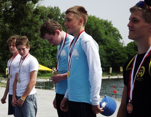 Nasi złoci medaliści na podium (w niebiesko-białych koszulkach): Robert Świerc (z pochyloną głową na dalszym planie) i Sławomir Chmielewski.