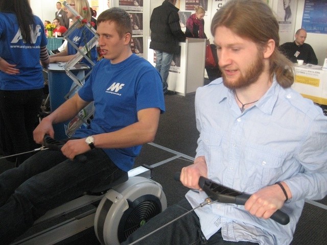 Na targach edukacyjny wystawia się też gorzowski AWF. Student Rafał Kowalczyk pokazuje Mateuszowi Grudniowi, jak ćwiczy się na ergometrze.