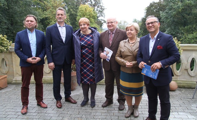 Od lewej Krzysztof Pitra, Tadeusz Niedziałek, Zofia Trochimowicz-Warga, Andrzej Szlęzak, Halina Nowak, Ryszard Kapała