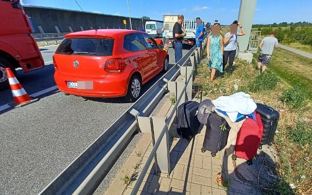 Kobieta jadąca osobówką z dwójką małych dzieci uderzyła w tył auta dostawczego. Po tym uderzeniu nie zdążyły wyhamować jeszcze 4 inne samochody, które uczestniczyły w karambolu.