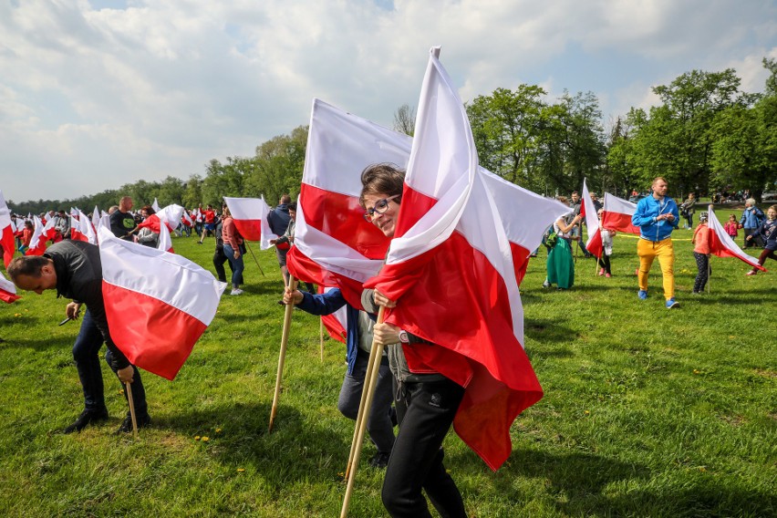 10 tysięcy flag na krakowskich Błoniach ułożyło się w mapę Polski