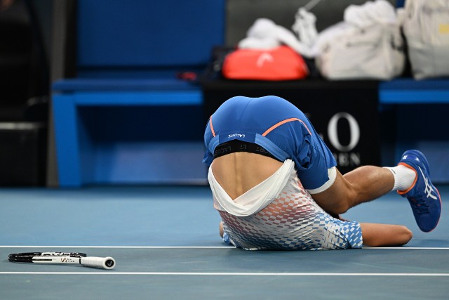 Novak Djoković nie mógł ustać na nogach po jednej z wymian w starciu z Grigorem Dimitrovem