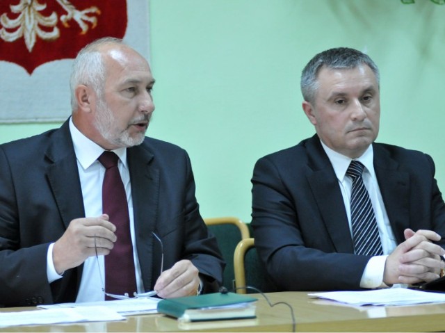 Starosta Jan Juszczak (z lewej) zadeklarował, że nie widzi podstaw do odwołania prezesa spółki PKS Roberta Sołka