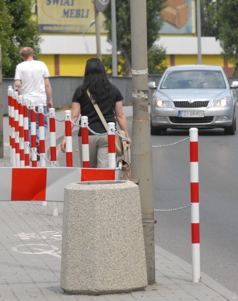 Kilkudziesięciometrowy fragment chodnika jest nieczynny od listopada ubiegłego roku. To spore utrudnienie dla okolicznych mieszkańców.