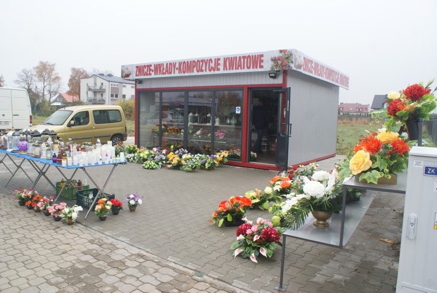 Sprzedawcy zniczy i chryzantem przy cmentarzu w Busku-Zdroju: Rząd nas zrujnował [ZDJĘCIA]