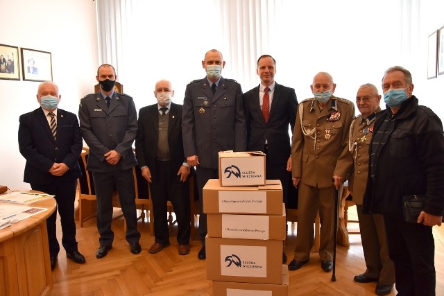 1500 maseczek uszyli osadzenie w Areszcie Śledczym w Słupsku. Przekazano je kombatantom