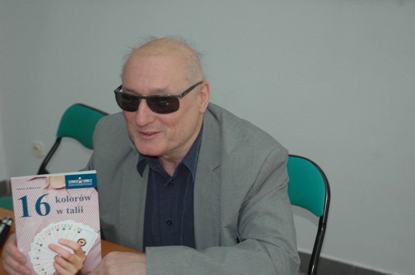 Marek Kalbarczyk z napisaną przez siebie książką