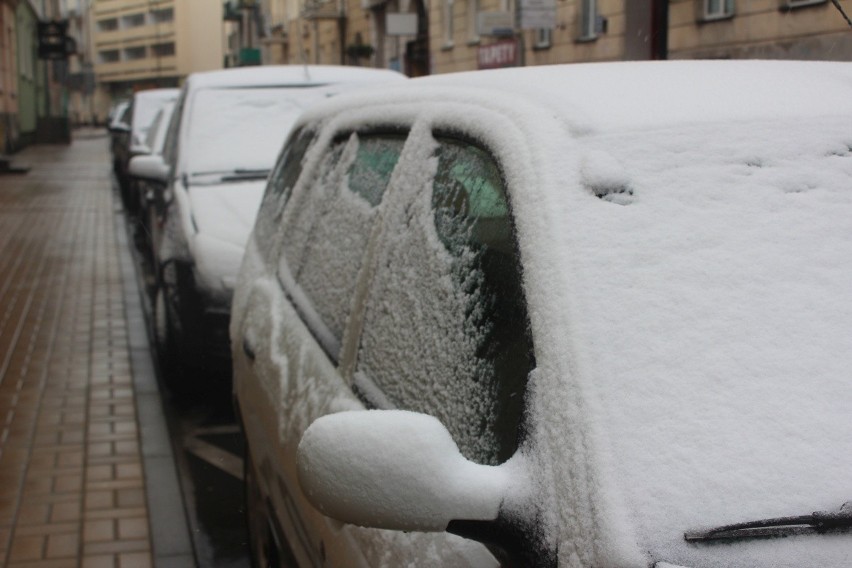 Śnieg na samochodach w centrum Lublina