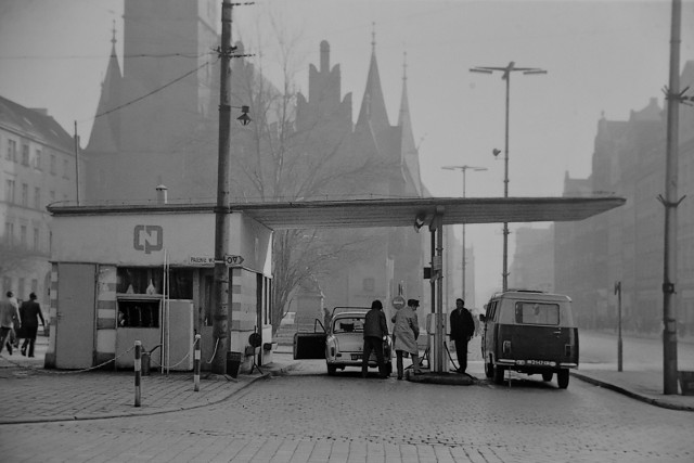 Tak wyglądał salon Wrocławia, czyli miejski rynek w latach 80. XX wieku. Zobaczcie czarno-białe fotografie.