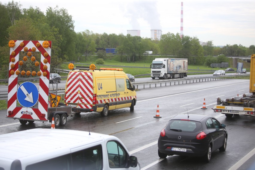 Ciężarówka przewróciła się na węźle S1/A4 w Mysłowicach. Są...