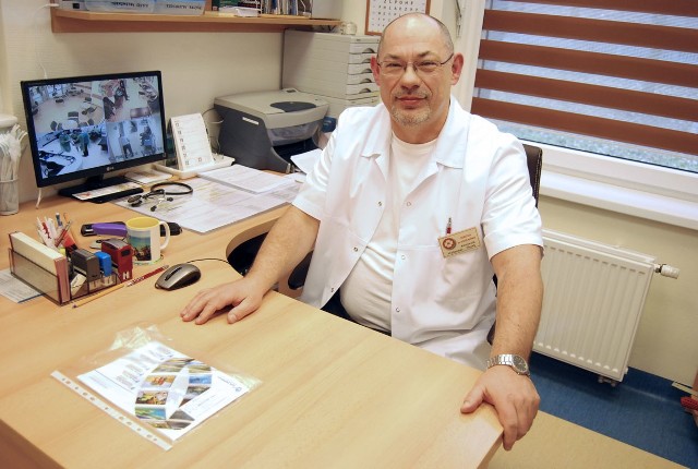 Doktora Waldemara Ślęzaka z pewnością znają honorowi krwiodawcy - jest kierownikiem koszalińskiego Oddziału Terenowego Regionalnego Centrum Krwiodawstwa i Krwiolecznictwa. Jako specjalista medycyny morskiej i tropikalnej bada m.in. marynarzy.